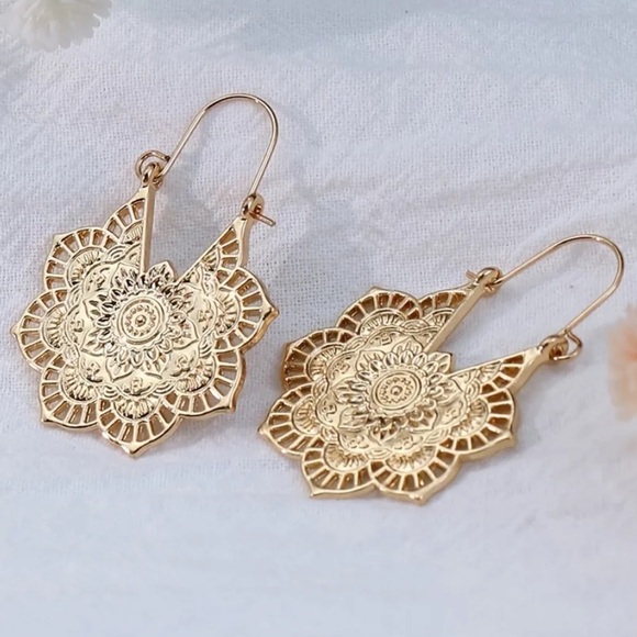 8 Pairs Boho Gold Pearl Drop Earrings Set - Picture 5 of 7